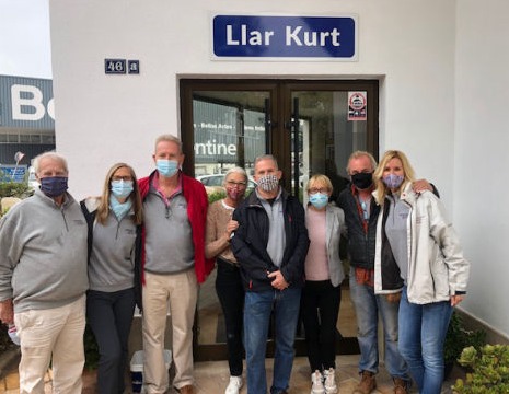Volunteers in front of the entrance to the shelter Llar Kurt