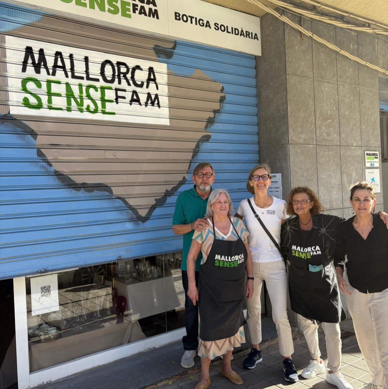 A group of Mallorca Sense Fam volunteers