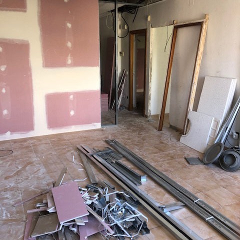 Removed lists and windows on the floor during the renovation of the shelter Llar Kurt