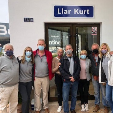 YGB volunteers in front of the entrance to the shelter Llar Kurt